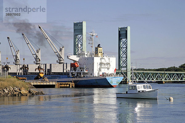 Schrott-Schiff  Portsmouth Dock  New Hampshire  New England  USA