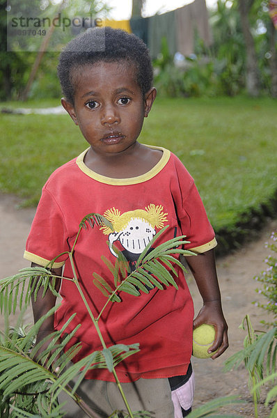 Dani Junge in einem T-Shirt  Wamena  Neuguinea  Indonesien  Südostasien