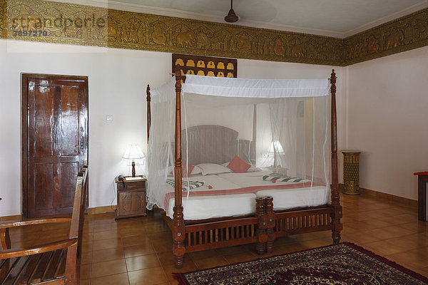 Hotelzimmer mit Moskitonetz über Doppelbett  Bethsaida Hermitage bei Kovalam  Kerala  Südindien  Indien  Asien