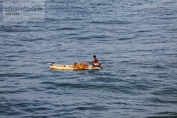 Fischer in kleinem Fischerboot  nahe Kovalam  Malabarküste  Malabar  Kerala  Südindien  Indien  Asien