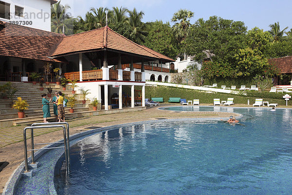 Swimming Pool  Hotel südlich von Kovalam  Kerala  Südindien  Indien  Asien