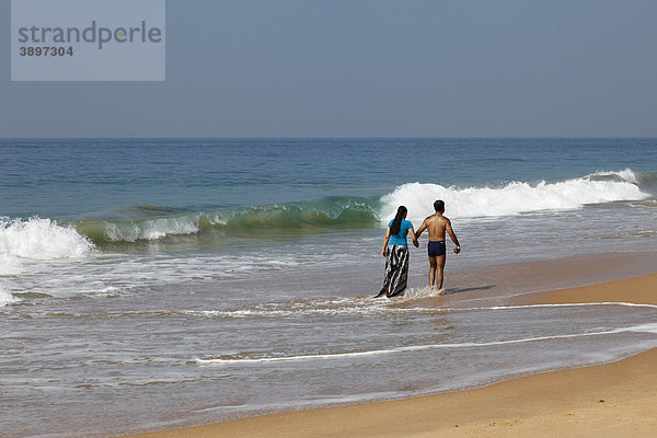 Indisches Paar an Sandstrand  Somatheeram Beach  Malabarküste  Malabar  Kerala  Südindien  Indien  Asien