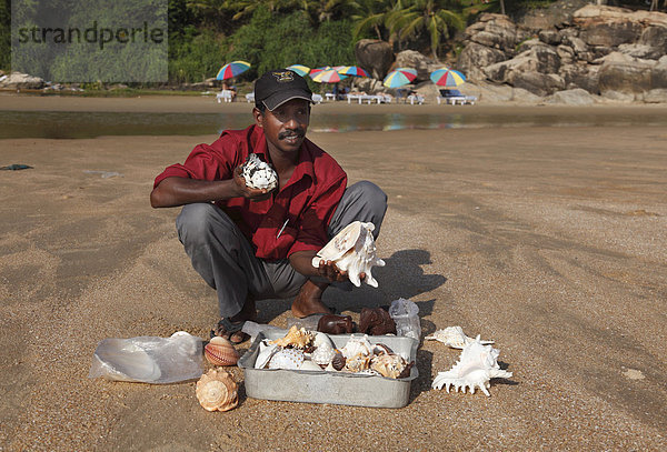 Muschelverkäufer an Strand südlich von Kovalam  Malabarküste  Somatheeram Beach  Malabar  Kerala  Südindien  Indien  Asien
