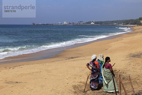 Indische Frauen an Sandstrand südlich von Vizhnijam  Malabarküste  Malabar  Kerala  Südindien  Indien  Asien