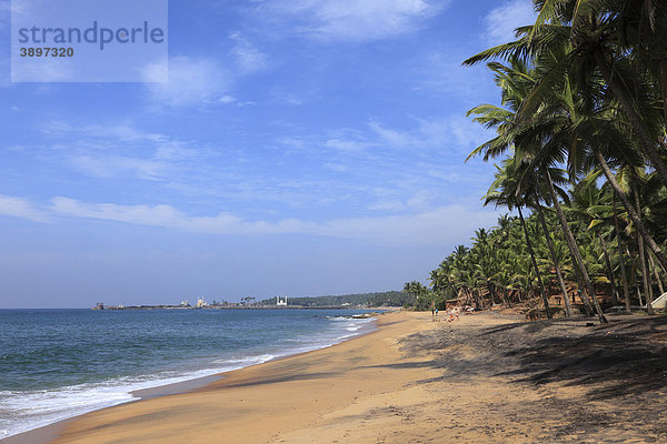 Sandstrand südlich von Vizhnijam  Malabarküste  Malabar  Kerala  Südindien  Indien  Asien