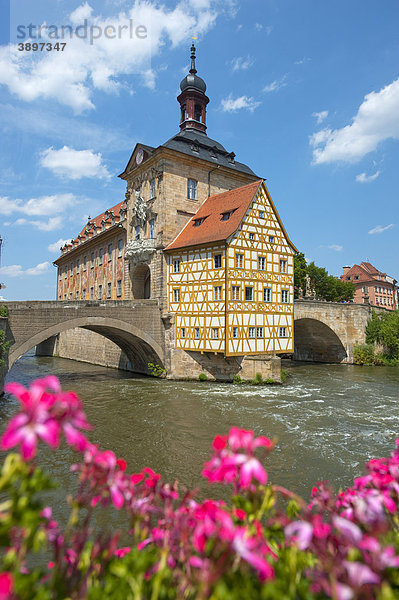 Altes Rathaus auf einer Insel über der Regnitz  Bamberg  Deutschland