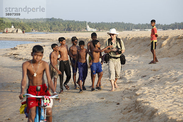 Fotograf wird begleitet von indischen Kindern  Fluss Poovar  Puvar  Kerala  Südindien  Indien  Asien