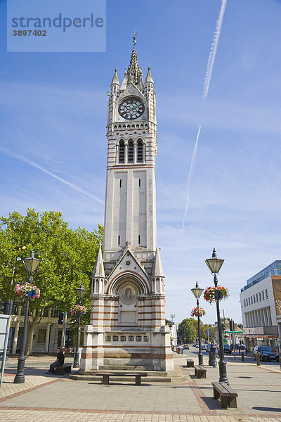 Milton Road mit dem Uhrturm der Stadt  Gravesend  Kent  England  Vereinigtes Königreich  Europa