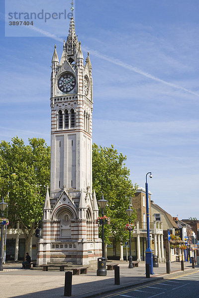 Milton Road mit dem Uhrturm der Stadt  Gravesend  Kent  England  Vereinigtes Königreich  Europa