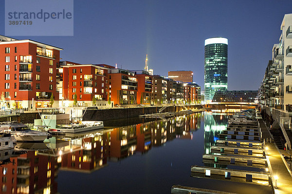 Westhafen mit Wohngebäuden und Westhafen Tower  Frankfurt am Main  Deutschland