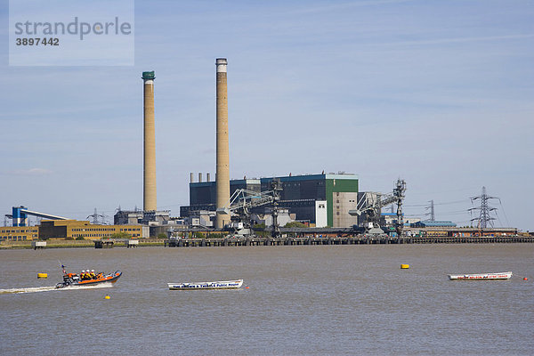Tilbury B Kohlekraftwerk  Essex  über die Themse aus Gravesend  Kent  England  Vereinigtes Königreich  Europa