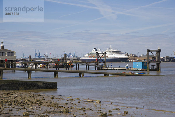 Ufer mit dem Royal Terrace Pier und Tilbury  London  Cruise Terminal  Gravesend  Kent  England  Vereinigtes Königreich  Europa