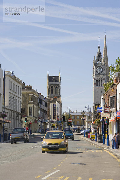 Milton Road mit dem Uhrturm der Stadt  Gravesend  Kent  England  Vereinigtes Königreich  Europa