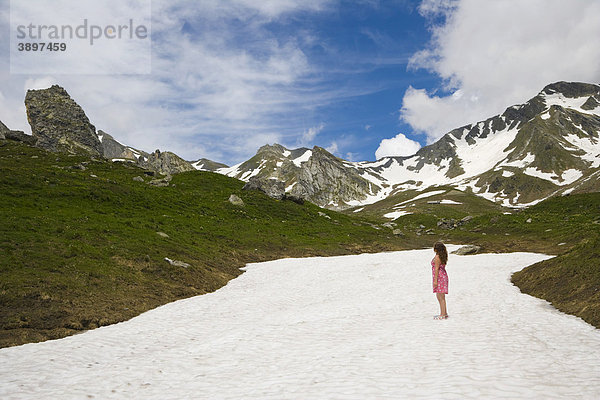 Mädchen auf einem Gletscher genießt den Blick auf die Walliser Alpen nahe des Großen Sankt Bernhard Passes  Col du Grand-Saint-Bernard  Colle del Gran San Bernardo  Piemont  Italien  Europa