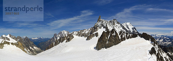 Berg Dent du GÈant  Dente del Gigante oder Zahn des Riesen am westlichen Ende des Rochefort Grats  Mont-Blanc-Massiv  Alpen  vom Pointe Helbronner  Italien  Europa