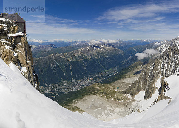 Seilbahnstation auf dem Aiguille du Midi vor dem Tal von Chamonix  Chamonix  Mont-Blanc-Massiv  Alpen  Frankreich  Europa