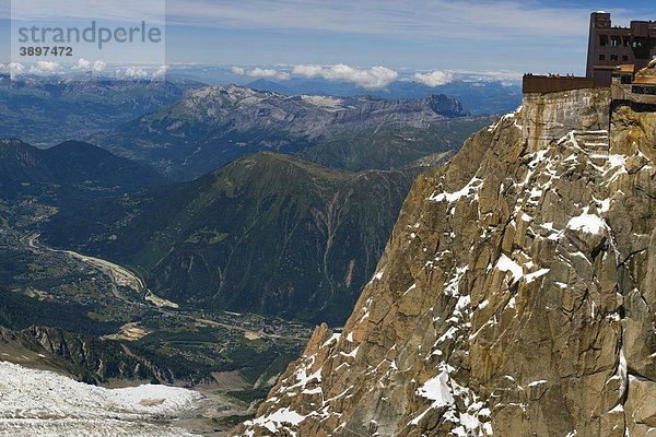 Chamonix-Tal und Panorama-Terrasse auf dem Aiguille du Midi  Chamonix  Mont-Blanc-Massiv  Alpen  Frankreich  Europa