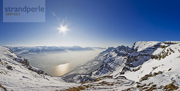 Blick vom Chäserrugg auf den Walensee  Churfirsten  Kanton St. Gallen  Schweiz  Europa