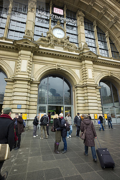 Personen gehen mit Koffern in den Hauptbahnhof  Frankfurt am Main  Hessen  Deutschland  Europa