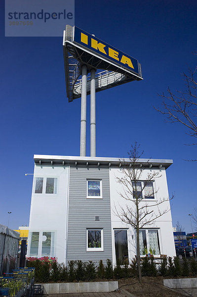 IKEA Fertighaus-Konzept Boklok BoKlok  wörtlich Wohn klug  Discount-Fertighauspräsentation auf dem Ikea Gelände in Hofheim-Wallau  Hessen  Deutschland  Europa
