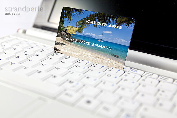 Kreditkarte am PC  Notebook  Symbolbild Urlaubsreisen online buchen