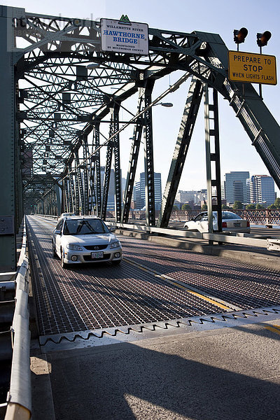 Blick auf die Hawthorne Bridge  Portland  Orgeon  USA