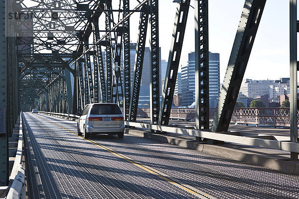 Blick auf die Hawthorne Bridge  Portland  Orgeon  USA