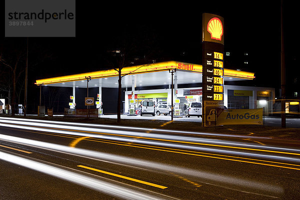 SHELL Tankstelle bei Nacht mit Autoverkehr