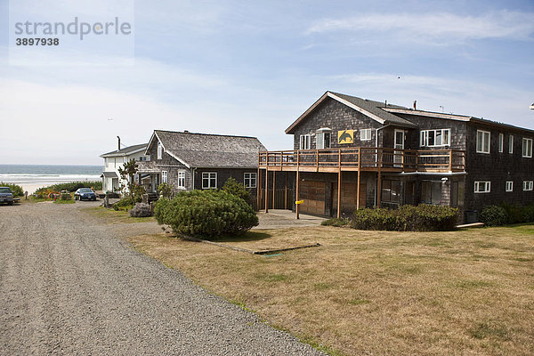 Die Ortschaft Cannon Beach mit den typischen Holzhäusern am Cannon Beach  Clatsop County  Oregon  USA Holzhäuser