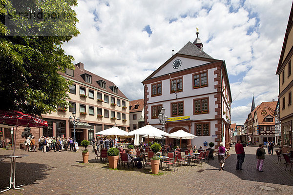 Stadtbibliothek und Marktplatz  Hauptstraße  Lohr am Main  Hessen  Deutschland  Europa