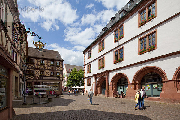 Stadtbibliothek und Marktplatz  Hauptstraße  Lohr am Main  Hessen  Deutschland  Europa