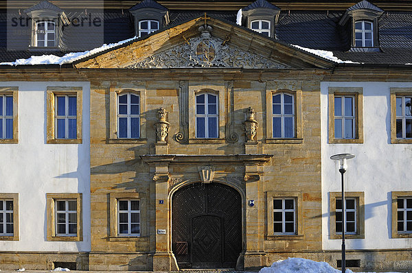 Barockfassade  Katholisches Pfarramt  oben altes Wappenschild des Fürstbischofs  Balthasar-Neumann-Straße 2  Gößweinstein  Oberfranken  Bayern  Deutschland  Europa