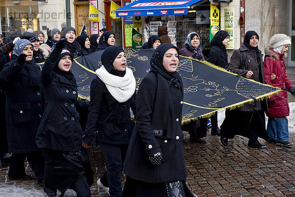 Frauen auf dem Imam Hussein Gedenkmarsch in Malmö  Schweden  Europa