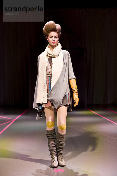 Junges Modell führt moderne trendige Kleidung vor  Kopenhagen International Fashion Fair Modemesse  Kopenhagen  Dänemark  Europa