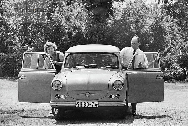 Familie mit Trabant 600  DDR  Deutschland  Europa  ca. 1975