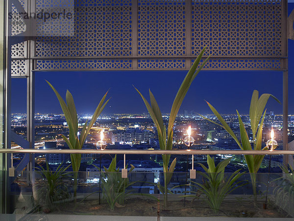 Blick auf das nächtliche Dubai von einer Terrasse eines Lofts mit gehobenem Ambiente  Dubai  Vereinigte Arabische Emirate  Naher Osten