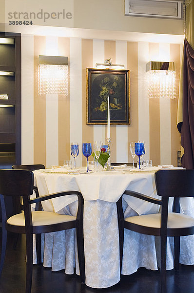 Gedeckter Tisch im Spitzenrestaurant Aquamatta  Capolona  Toskana  Italien  Europa