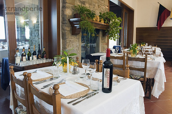 Gedeckter Tisch im Restaurant Belvedere  Monte San Savino  Toskana  Italien  Europa