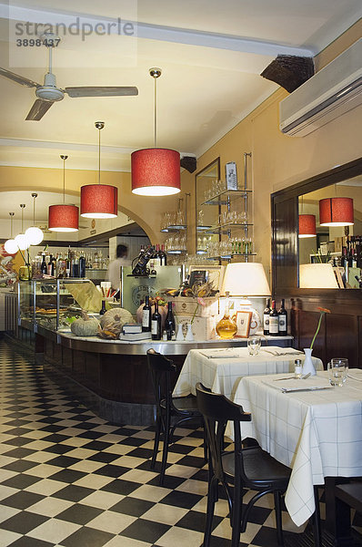 Gedeckter Tisch im Restaurant Agli Orti  Lucca  Toskana  Italien  Europa