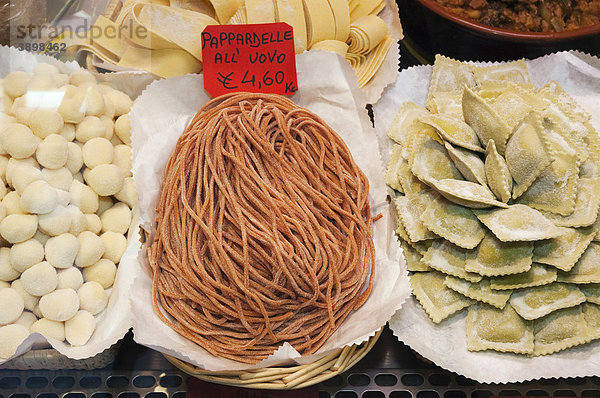 Nudeln  Pappardelle  Ravioli  Ambrogio Markt  Florenz  Toskana  Italien  Europa