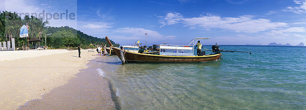 Fischerboot am Sandstrand  Insel Ko Hai oder Koh Ngai  Trang  Thailand  Asien