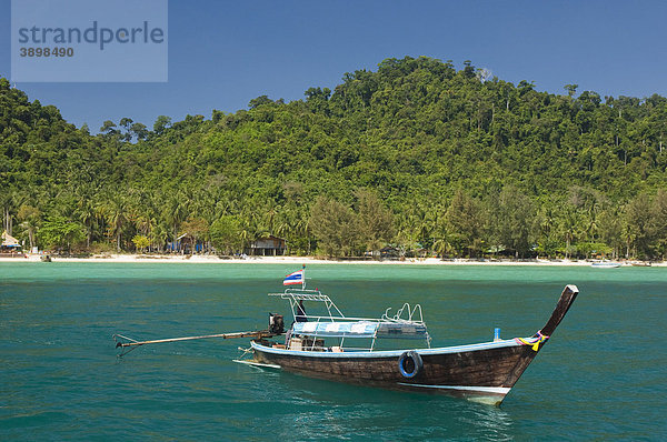 Longtailboat  Strand und Palmenwald  Insel Ko Hai oder Koh Ngai  Trang  Thailand  Asien