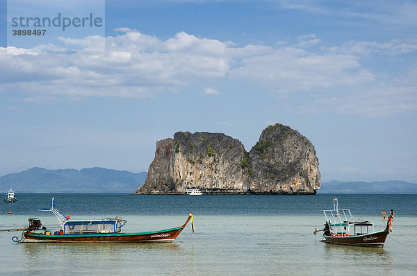 Longtailboot  Fischerboot vor Kalksteinfelsen  Insel Ko Hai oder Koh Ngai  Trang  Thailand  Asien