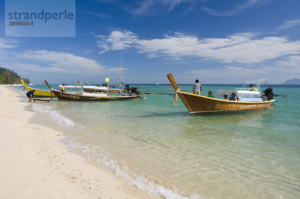 Longtailboot  Fischerboot am Strand  Insel Ko Hai oder Koh Ngai  Trang  Thailand  Asien