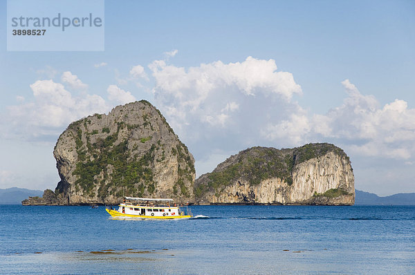 Ausflugsboot  Kalksteinfelsen im Meer  Insel Ko Hai oder Koh Ngai  Trang  Thailand  Asien