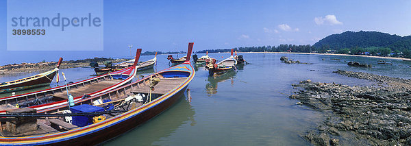 Longtailboot  Fischerboote am Klong Dao Beach  Insel Ko Lanta  Koh Lanta  Krabi  Thailand  Asien