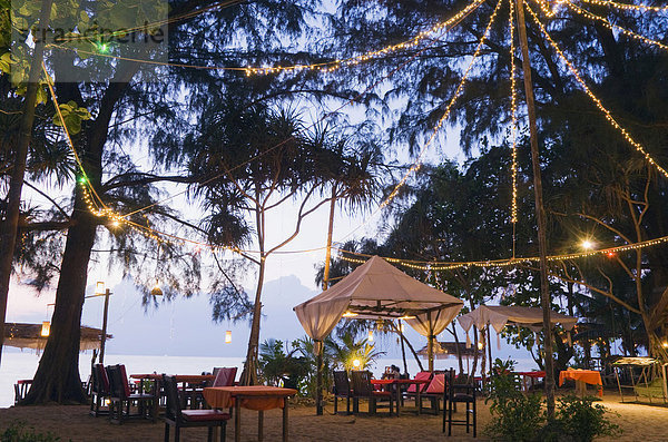 Strandrestaurant bei Nacht  Sayang Resort  Long Beach  Phra Ae Beach  Insel Ko Lanta oder Koh Lanta  Krabi  Thailand  Asien