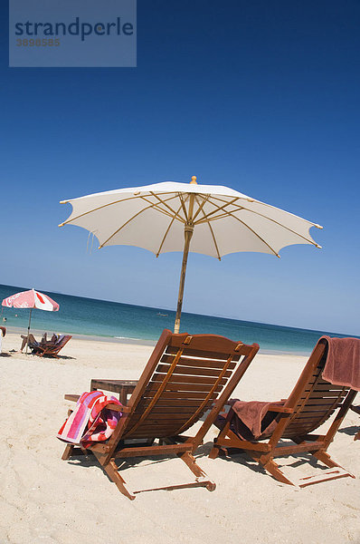 Liegestuhl und Sonnenschirm  Long Beach  Phra Ae Beach  Insel Ko Lanta oder Koh Lanta  Krabi  Thailand  Asien