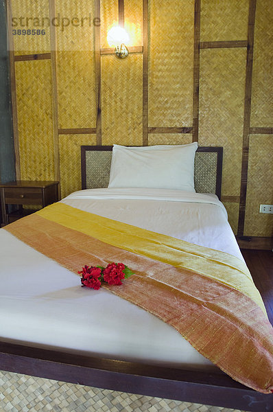 Bett im Bambusbungalow  The Narima Resort  Klong Nin Beach  Insel Ko Lanta oder Koh Lanta  Krabi  Thailand  Asien