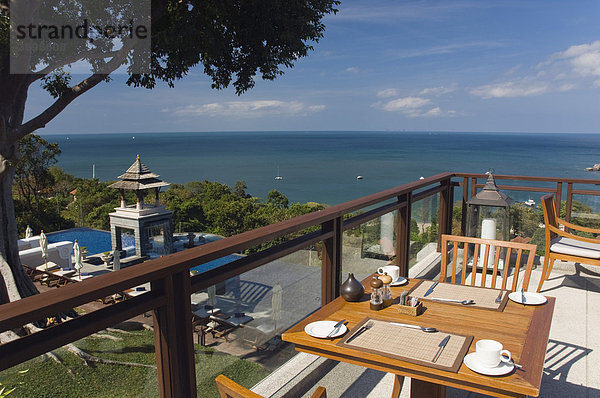 Tische am Pool  Luxushotel  Pimalai Resort  Kantiang Beach  Insel Ko Lanta oder Koh Lanta  Krabi  Thailand  Asien